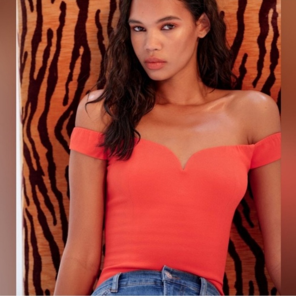 Giada off the shoulder Reformation Top in Hot Day - size 4